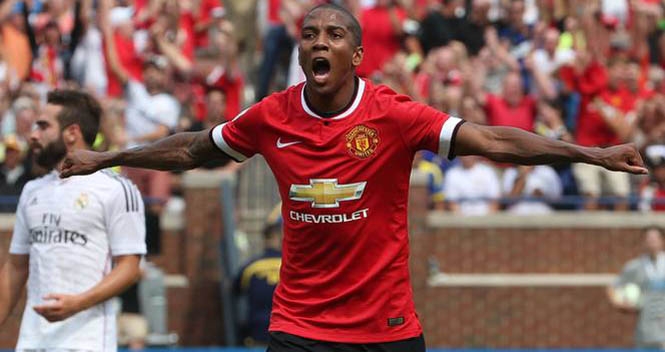 CĐV Man Utd hy vọng đội bóng không bán Ashley Young